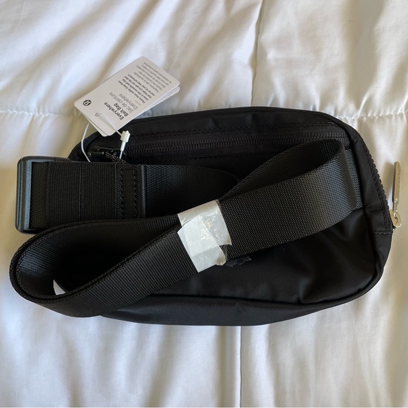 Lululemon Everywhere Belt Bag BLACK & GOLD - Picture 3 of 7